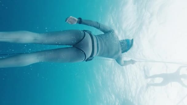 Freediving Una Cuerda Mujer Libre Entrenamiento Largo Cuerda Mar — Vídeos de Stock