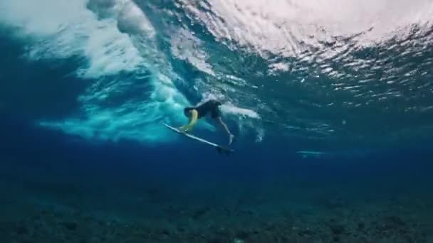 Surfer Duikt Onder Golf — Stockvideo