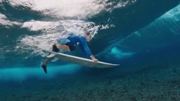 Мужчина Maldives 2023 Октября Мальчик Сёрфер Ныряет Воду Доской Серфинга — стоковое видео