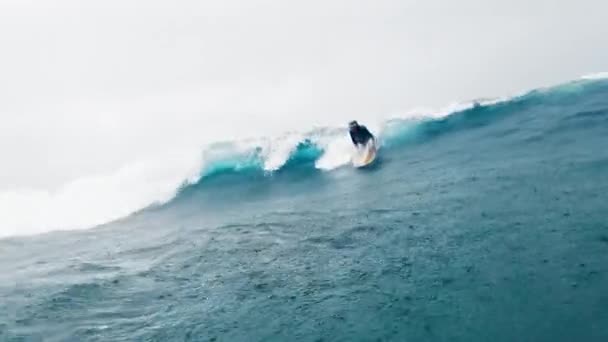 Surfař Odstartuje Spadne Vody — Stock video