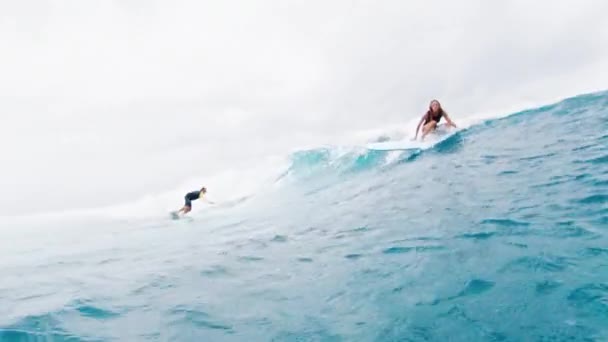 Surfers Share Ocean Wave Overcast Rainy Day — Stok Video