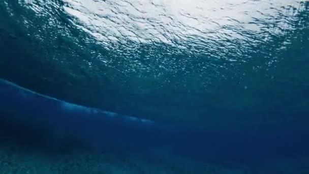 俯瞰海浪冲破礁石的景象 — 图库视频影像