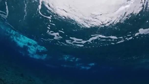 Vista Subaquática Onda Oceano Quebrando Sobre Recife — Vídeo de Stock