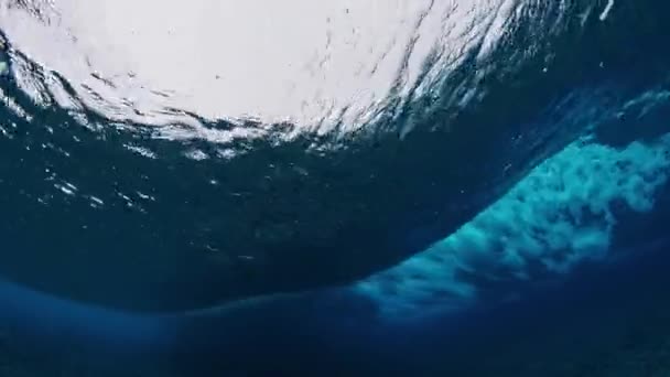 Υποβρύχια Θέα Του Κύματος Του Ωκεανού Που Σπάει Πάνω Από — Αρχείο Βίντεο