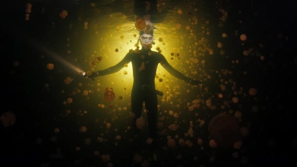 Freediver Zwemt Nachts Het Meer Nachtduiken Het Meer Raja Ampat — Stockvideo