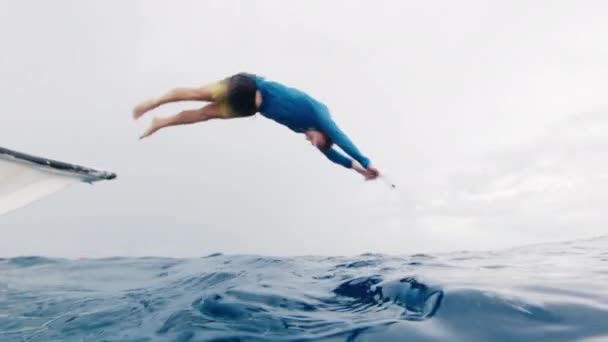ボートから海に飛び込む人 — ストック動画