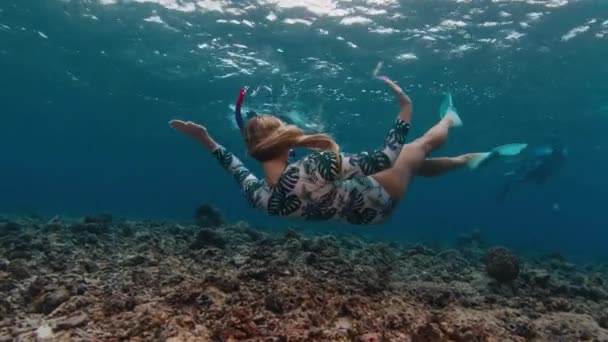 Male Maldives October 2023 Gadis Remaja Berenang Laut Atas Karang — Stok Video