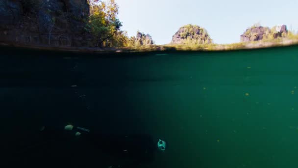 Ελεύθερος Δύτης Κολυμπάει Κάτω Από Λίμνη — Αρχείο Βίντεο