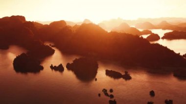 Batı Papuas deniz manzarası var. Raja Ampat, Endonezya 'da bir sürü adası ve tropikal gölü olan misool bölgesi