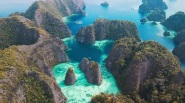 Güney Batı Papuas deniz manzaralı mavi gölcükler ve adacıklar. Raja Ampat, Endonezya 'nın Misool bölgesinde sakin göller ve kireçtaşı dağları