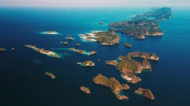Batı Papuas deniz manzarası var. Raja Ampat, Endonezya 'da bir sürü adası ve tropikal gölü olan misool bölgesi