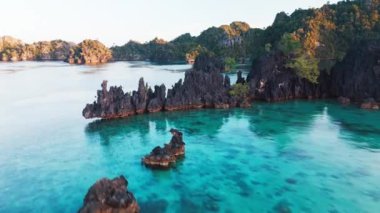 Batı Papuas deniz manzarası var. Misool bölgesindeki kaya oluşumuna yakın insansız hava aracı uçuşu Raja Ampat, Endonezya 'da birçok ada ve tropikal lagünlerle gerçekleştirildi.