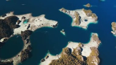 Batı Papuas deniz manzarası var. Raja Ampat, Endonezya 'da bir sürü adası ve tropikal gölü olan misool bölgesi