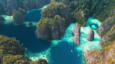 Güney Batı Papuas deniz manzaralı mavi gölcükler ve adacıklar. Raja Ampat, Endonezya 'nın Misool bölgesinde sakin göller ve kireçtaşı dağları