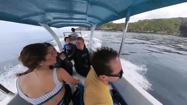 Bali Indonesia Diciembre 2023 Las Personas Que Mueven Barco Mar — Vídeos de Stock