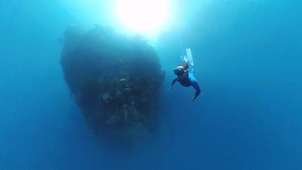 Freediver Berenang Bawah Air Dekat Batu — Stok Video