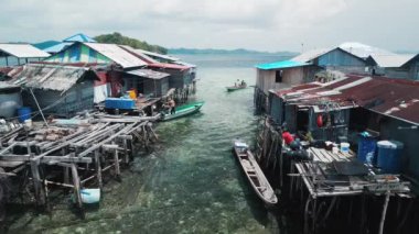 Evleri tahta ayaklıklarda olan otantik köy. Raja Ampat, Batı Papua, Endonezya 'daki Yallu köyünün havadan görünüşü