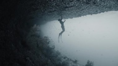 Freediver, Endonezya 'nın Raja Ampat kentindeki eşsiz sualtı manzarasını araştırıyor. Misool bölgesinde serbest dalış yapan kişinin sualtı görüntüsü, Batı Papua