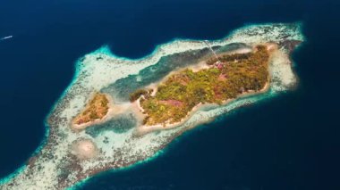 Raja Ampat Deniz Burnu, Endonezya. Misool Adası 'nın adaları ve mavi sakin lagünleriyle hava manzarası.