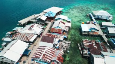 Evleri tahta ayaklıklarda olan otantik köy. Raja Ampat, Batı Papua, Endonezya 'daki Yallu köyünün havadan görünüşü