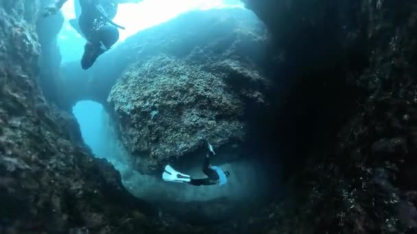 Three Men Freedivers Diving Cave — Stock Video