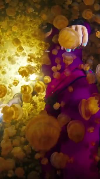 Freediver Geceleri Gölde Yüzer Endonezya Daki Raja Ampat Misool West — Stok video