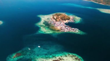 Raja Ampat Deniz Burnu, Endonezya. Misool Adası 'nın adaları ve mavi sakin lagünleriyle hava manzarası.