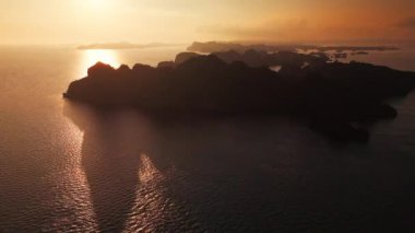 Raja Ampat, Endonezya. Batı Papua 'daki Misool Adası yakınlarındaki adaların hava görüntüsü