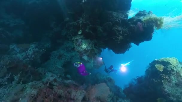 Freediver Zwemmen Onder Water Het Smalle Kanaal — Stockvideo