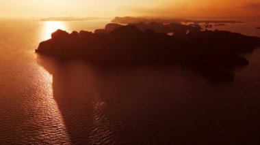 Raja Ampat, Endonezya. Gün batımında Batı Papua 'daki Misool Adası yakınlarındaki adaların hava manzarası.