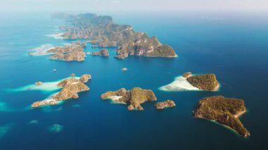 Raja Ampat, Endonezya. Batı Papua 'daki Misool Adası yakınlarındaki adaların hava görüntüsü