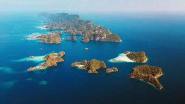 Raja Ampat, Endonezya. Batı Papua 'daki Misool Adası yakınlarındaki adaların hava görüntüsü