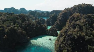 Raja Ampat, Endonezya. Batı Papua 'daki deniz manzarası
