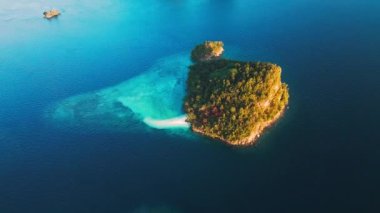 Raja Ampat, Endonezya. Batı Papua, Misool, Endonezya 'da küçük mükemmel plajlı adanın havadan görünüşü