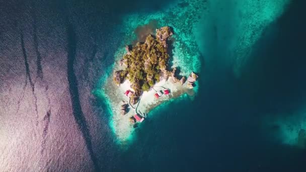 Raja Ampat Indonésia Vista Aérea Ilha Mar Com Resort Remoto — Vídeo de Stock