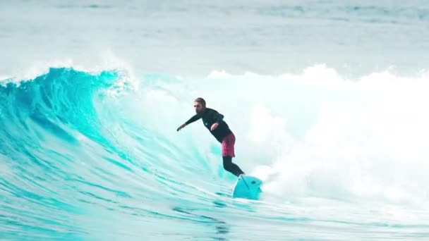 Surfista Monta Ola Océano Sultanes Surfean Cerca Isla Huraa Las — Vídeo de stock