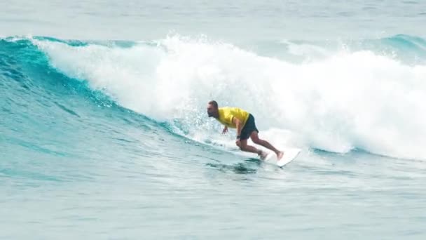 冲浪手乘着海浪在海里冲浪 在马尔代夫Huraa岛附近 苏尔特人在冲浪休息 — 图库视频影像