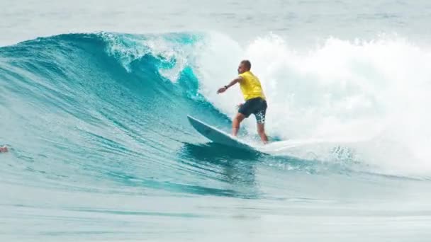 Surfer Rijdt Golf Oceaan Sultans Surfen Bij Het Eiland Huraa — Stockvideo