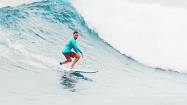 Surfař Jezdí Vlně Oceánu Sultáni Surfovat Přestávka Ostrova Huraa Maledivách — Stock video