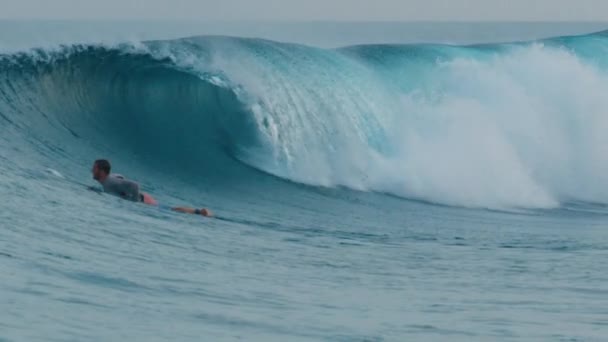 Ocean Wave Rullar Och Bryter Stranden Maldiverna — Stockvideo
