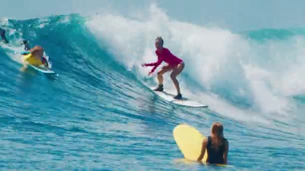 Mujer Surfista Amateur Surfea Ola Oceánica Las Maldivas — Vídeo de stock