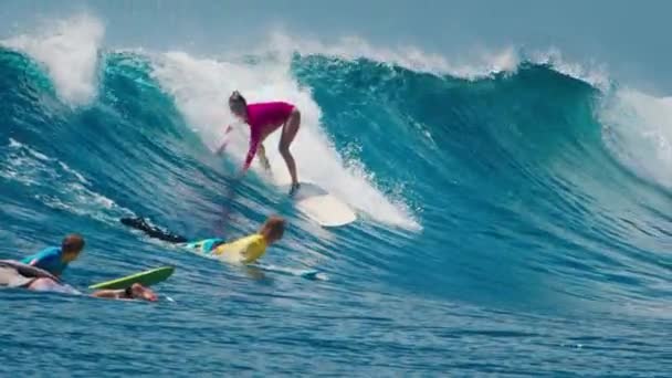 Surfista Intermedio Cavalca Una Grande Onda Alle Maldive Donna Surfista — Video Stock