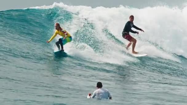 Surfistas Comparten Gran Ola Las Maldivas Sultans Surf Spot Durante — Vídeo de stock