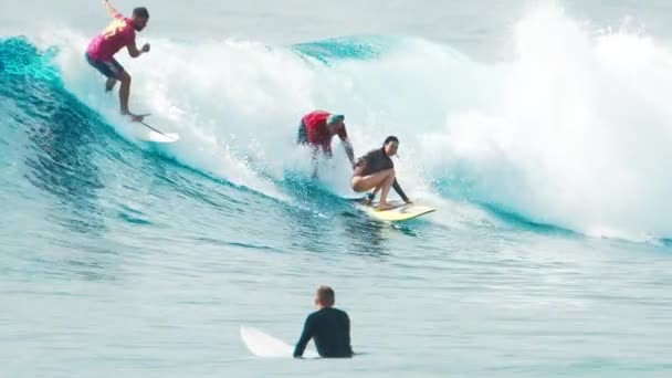 Surferin Reitet Auf Der Welle Ozean Mit Männern Surfer Fallen — Stockvideo