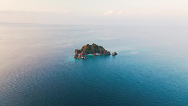 Raja Ampat Ινδονησία Αεροφωτογραφία Του Νησιού Στη Θάλασσα Απομακρυσμένο Θέρετρο — Αρχείο Βίντεο
