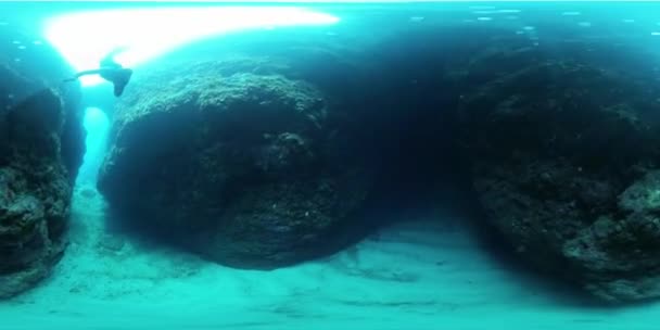 Sférická 360 Stupňů Záběry Muže Potápějícího Jeskyně — Stock video