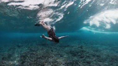 Genç, sıska kadın daldı dalgaların altına