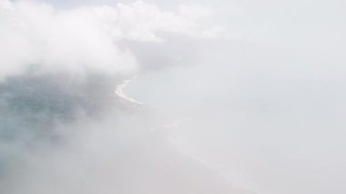Brezilya 'da plaj. Mükemmel kumlu plajları, mavi denizi ve gökyüzünde uçan bulutları olan kıyı şeridinin havadan görünüşü. İnsansız hava aracı bulutlarda uçuyor.