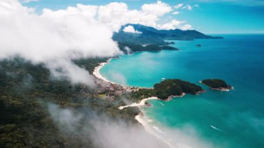 Brezilya 'da plaj. Mükemmel kumlu plajları, mavi denizi ve gökyüzünde uçan bulutları olan kıyı şeridinin havadan görünüşü. Brezilya 'nın Paraty şehrinin alanı