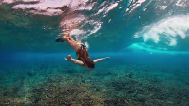Mladá Fit Štíhlá Žena Potápí Pod Lámající Vlnou — Stock video